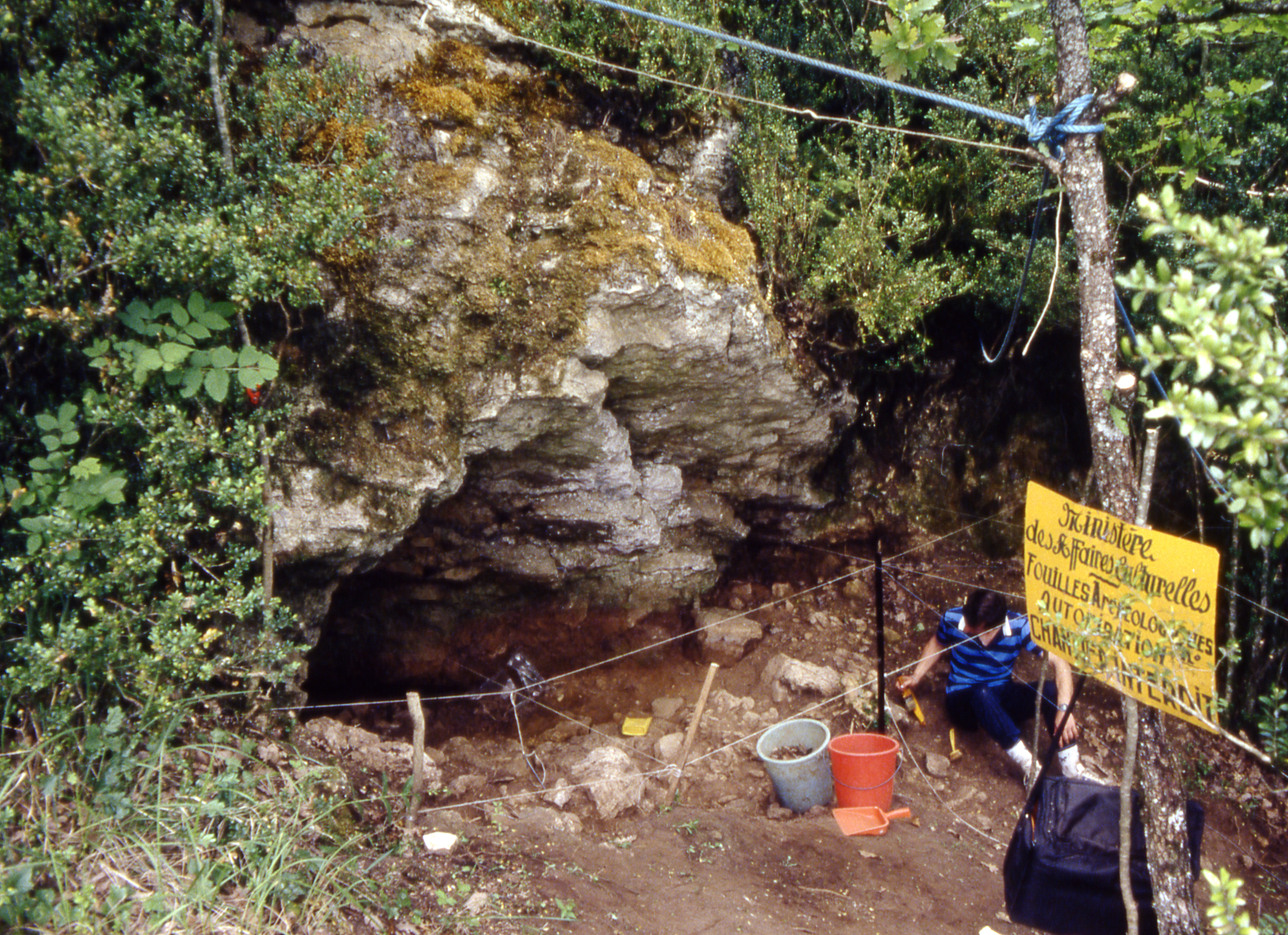 Vue générale de la cavité en cours de fouilles (cliché Ph. Gruat, 1986)