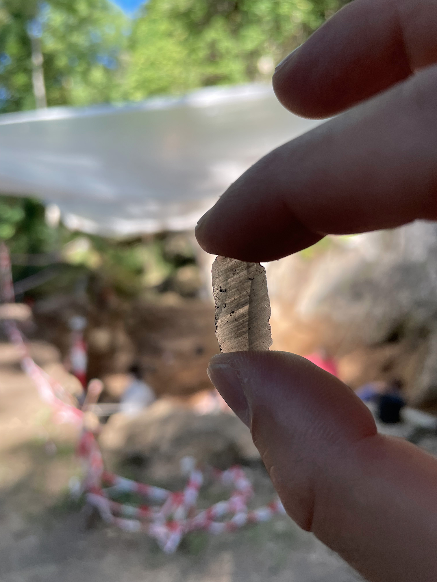 Fragment de lamelle d’obsidienne sarde provenant d’un niveau du Second Mésolithique, découvert en juillet 2022. Cliché Alain Soubrié