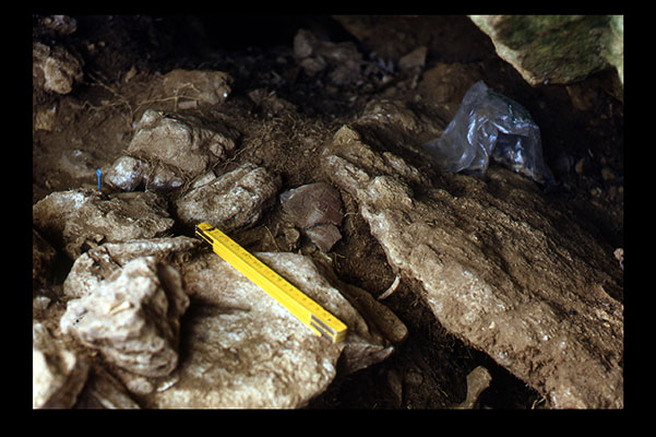 Photo de fouilles de la sépulture de Roquemissou